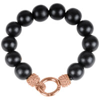 Schwarzes Armband aus großen Holzperlen mit roségoldener Stahlschließe auf weißem Hintergrund