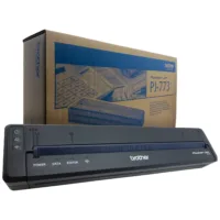 Kompakter A4 Thermodrucker von Wildcat Schwarzer mobiler A4 Thermodrucker mit Kartonverpackung im Hintergrund