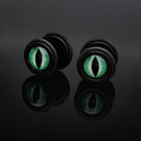 Verena Venus Fake Plug mit Katzenauge-Design Schwarze Fake Plugs mit grünem Katzenauge auf schwarzem Hintergrund