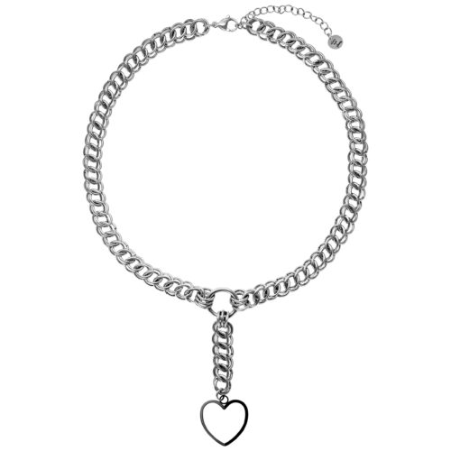 Silberne Choker Halskette mit Herzanhänger auf weißem Hintergrund