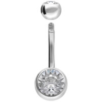 Multicut Double Jewelled Bananabell in Silber Silbernes Bananabell-Piercing mit zwei klaren Kristallen auf weißem Hintergrund