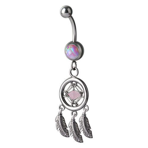 Silbernes Bauchnabelpiercing mit rosa Opal und Traumfänger-Design auf weißem Hintergrund