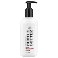 Weiße Hustle Butter Lotion Flasche mit schwarzem Pumpspender auf weißem Hintergrund