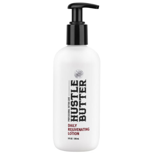 Weiße Hustle Butter Lotion Flasche mit schwarzem Pumpspender auf weißem Hintergrund