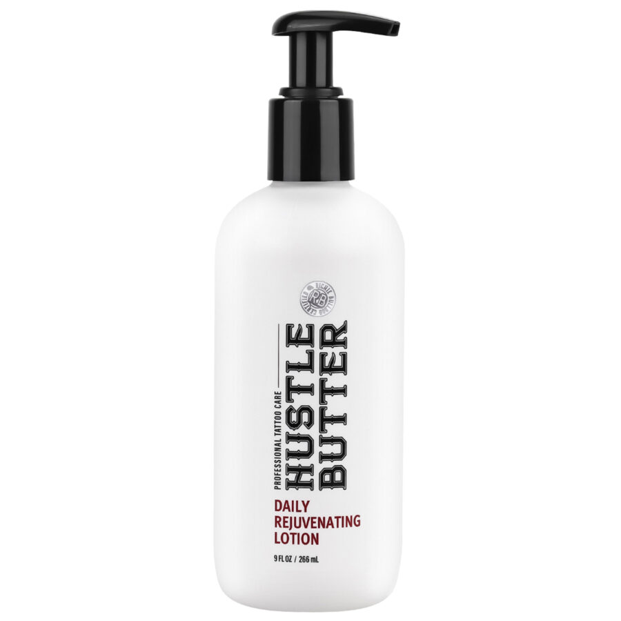 Weiße Hustle Butter Lotion Flasche mit schwarzem Pumpspender auf weißem Hintergrund