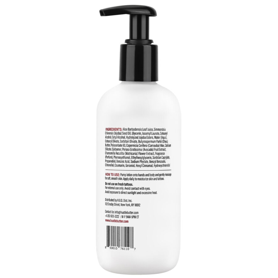 Weiße Hustle Butter Lotion Flasche mit schwarzem Pumpspender auf weißem Hintergrund