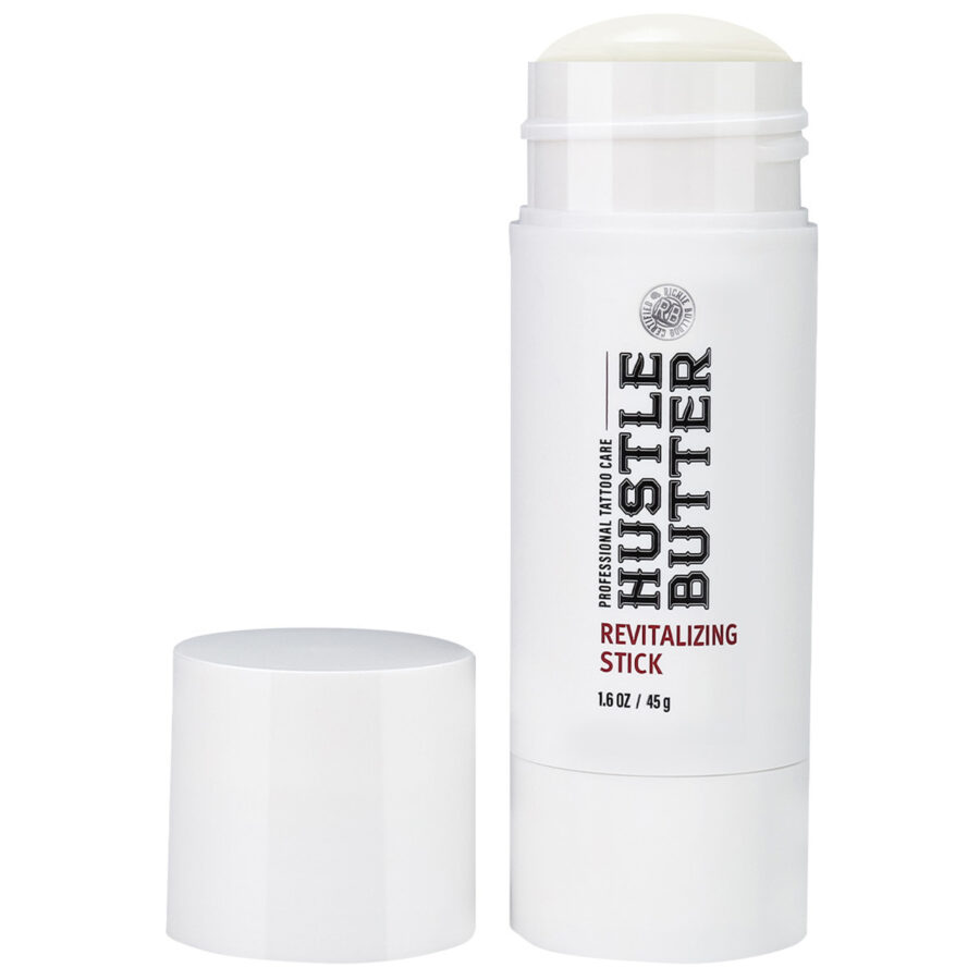 Hustle Butter Revitalizing Stick auf weißem Hintergrund mit abgenommenem Deckel