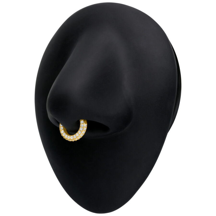 Goldener Piercingring mit klaren Kristallen an schwarzem Display