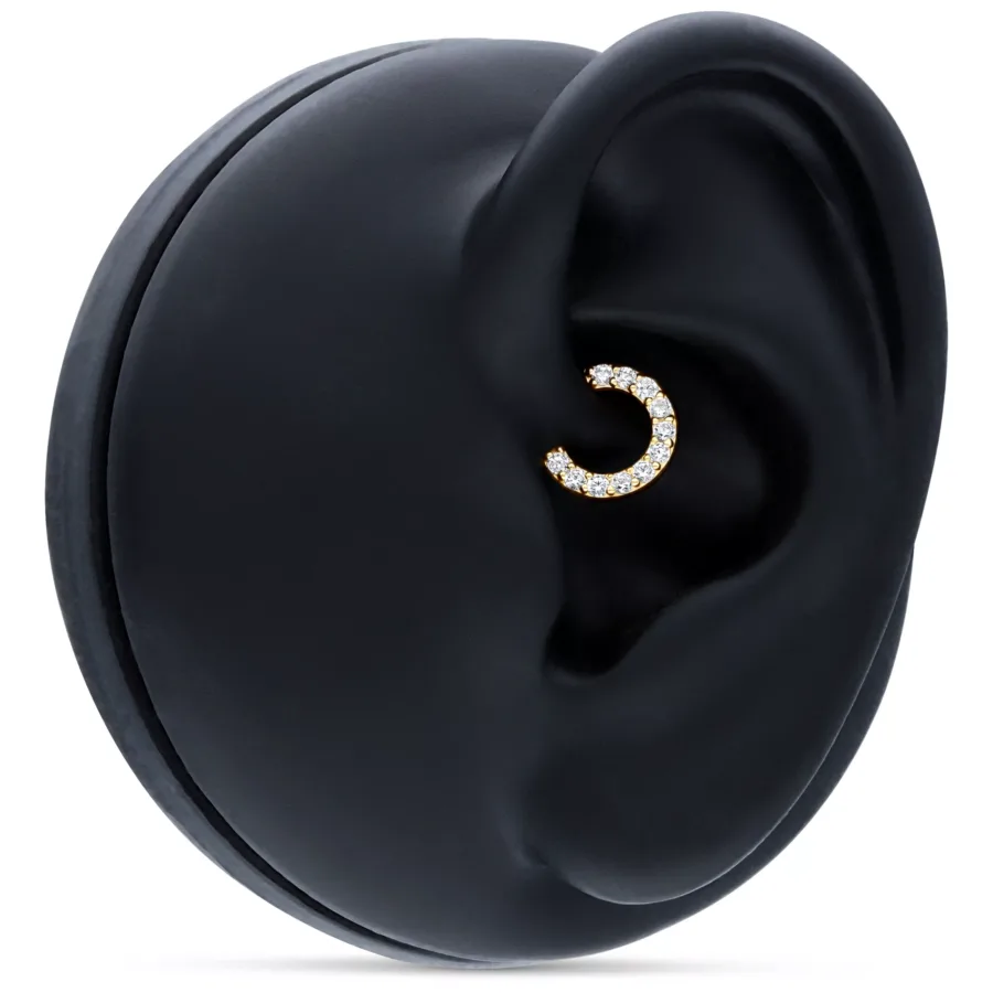 18K Gold Septum Ring mit klaren Kristallen auf schwarzem Ohrmodell