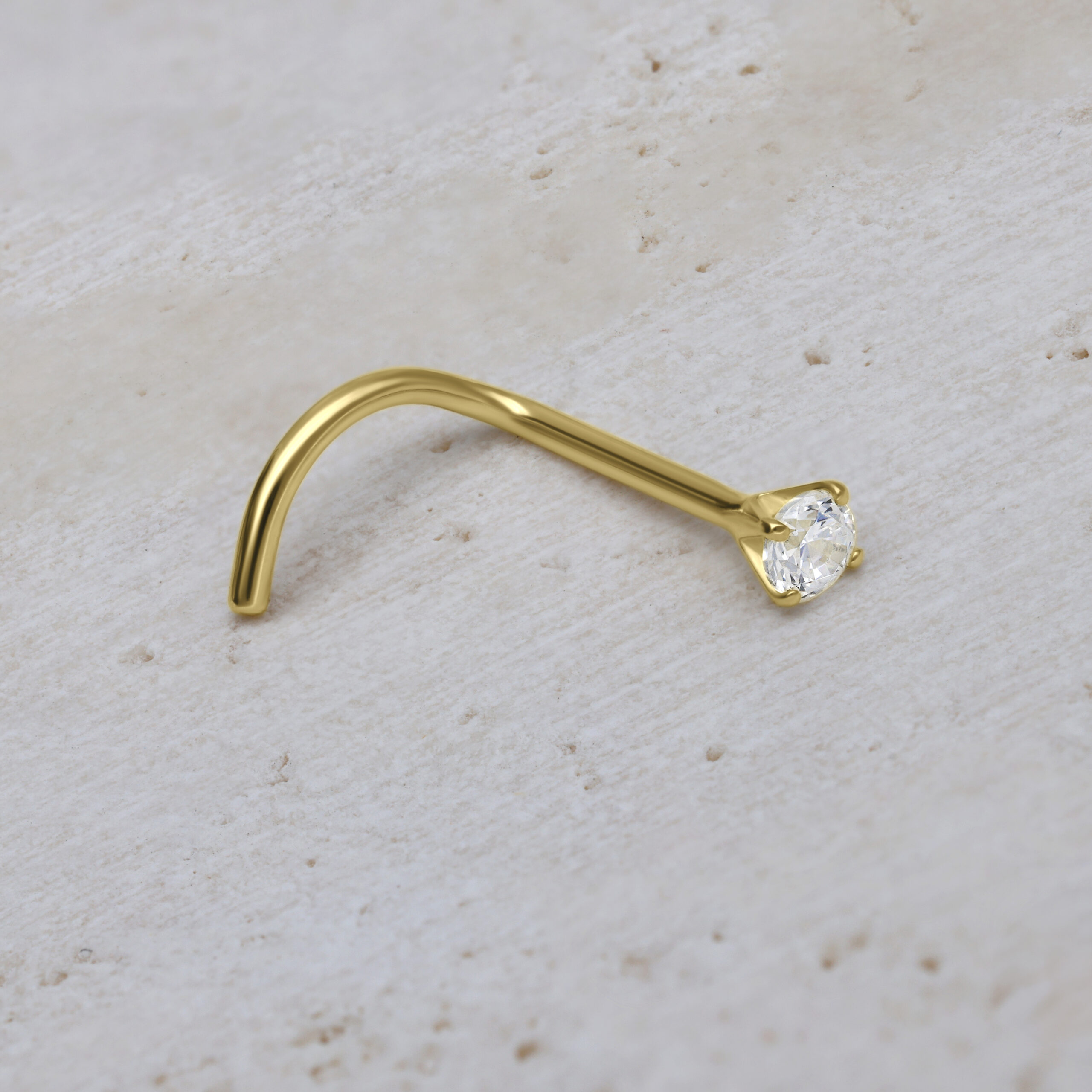 Goldener Nasenstecker mit klarem Zirkonia auf weißem Hintergrund