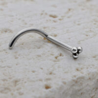 Silberner Tribus Nasenstecker aus Chirurgenstahl Silberner Nasenstecker aus Chirurgenstahl auf hellem Stein