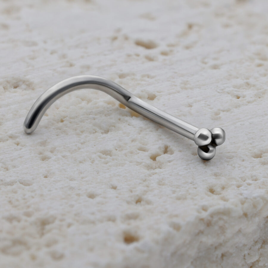 Silberner Nasenstecker aus Chirurgenstahl auf hellem Stein