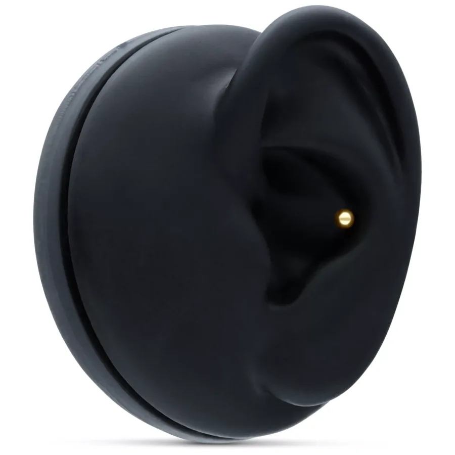 Goldener 18k Basic Ball Piercing Aufsatz auf schwarzem Ohrmodell