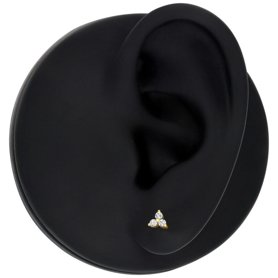 Trinity Piercing Aufsatz aus 14K Gold mit klaren Kristallen auf schwarzem Ohrmodell