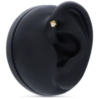 Goldener 14K Piercingaufsatz mit klarem Kristall an einem schwarzen Ohrmodell