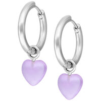Little Heart Hoops Weiß Amethyst Ohrringe Silberne Creolen mit Amethyst-herzförmigem Anhänger auf weißem Hintergrund
