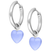 Little Heart Hoops Weiß-Blau Ohrringe Silberne Creolen mit blauem Herzanhänger auf weißem Hintergrund