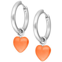 Little Heart Hoops in Weiß mit Orange Silberne Creolen mit orangefarbenem Herzanhänger auf weißem Hintergrund
