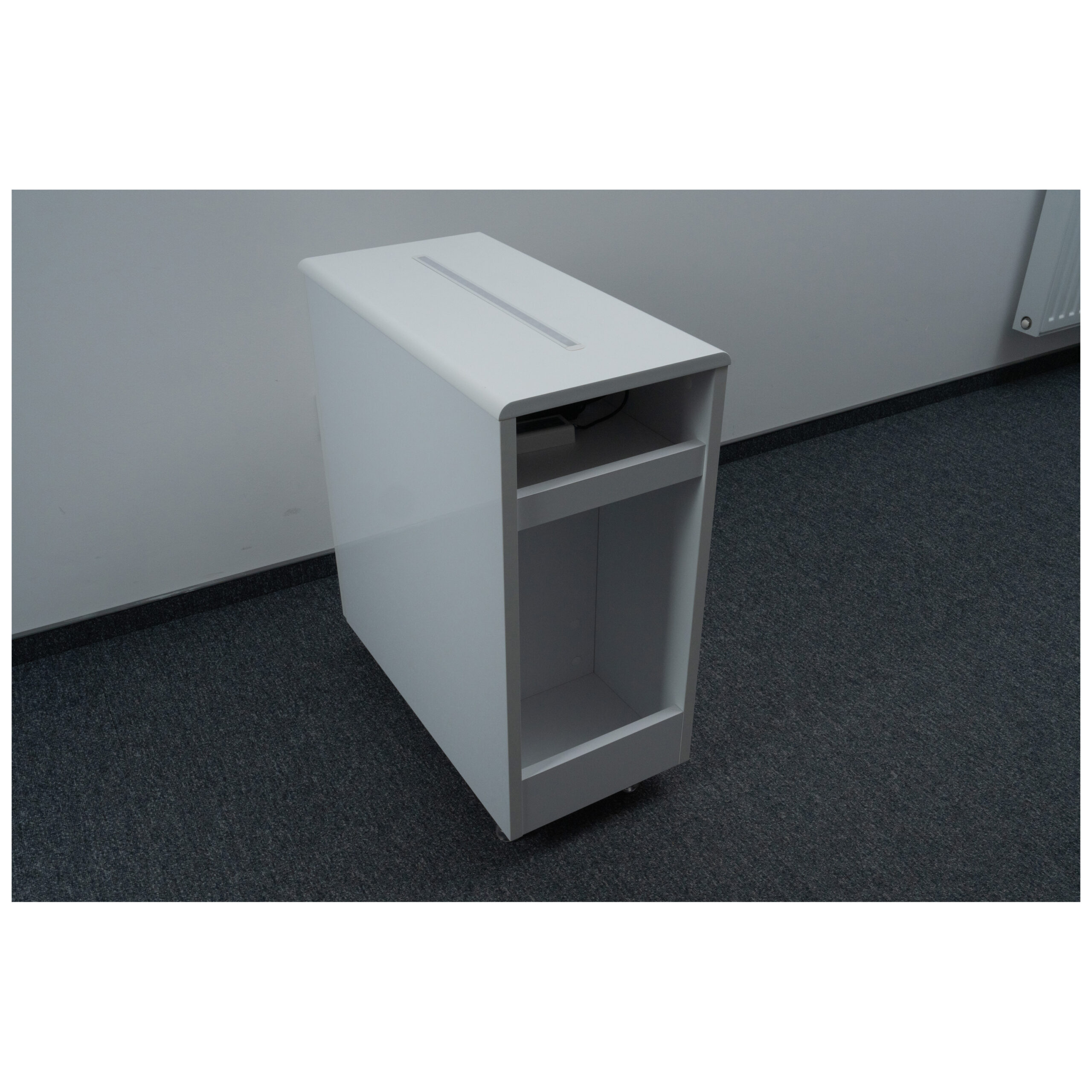Weißer Enbio Trolley für Studio Weißer Enbio Trolley auf grauem Teppichboden in einem schlichten Raum