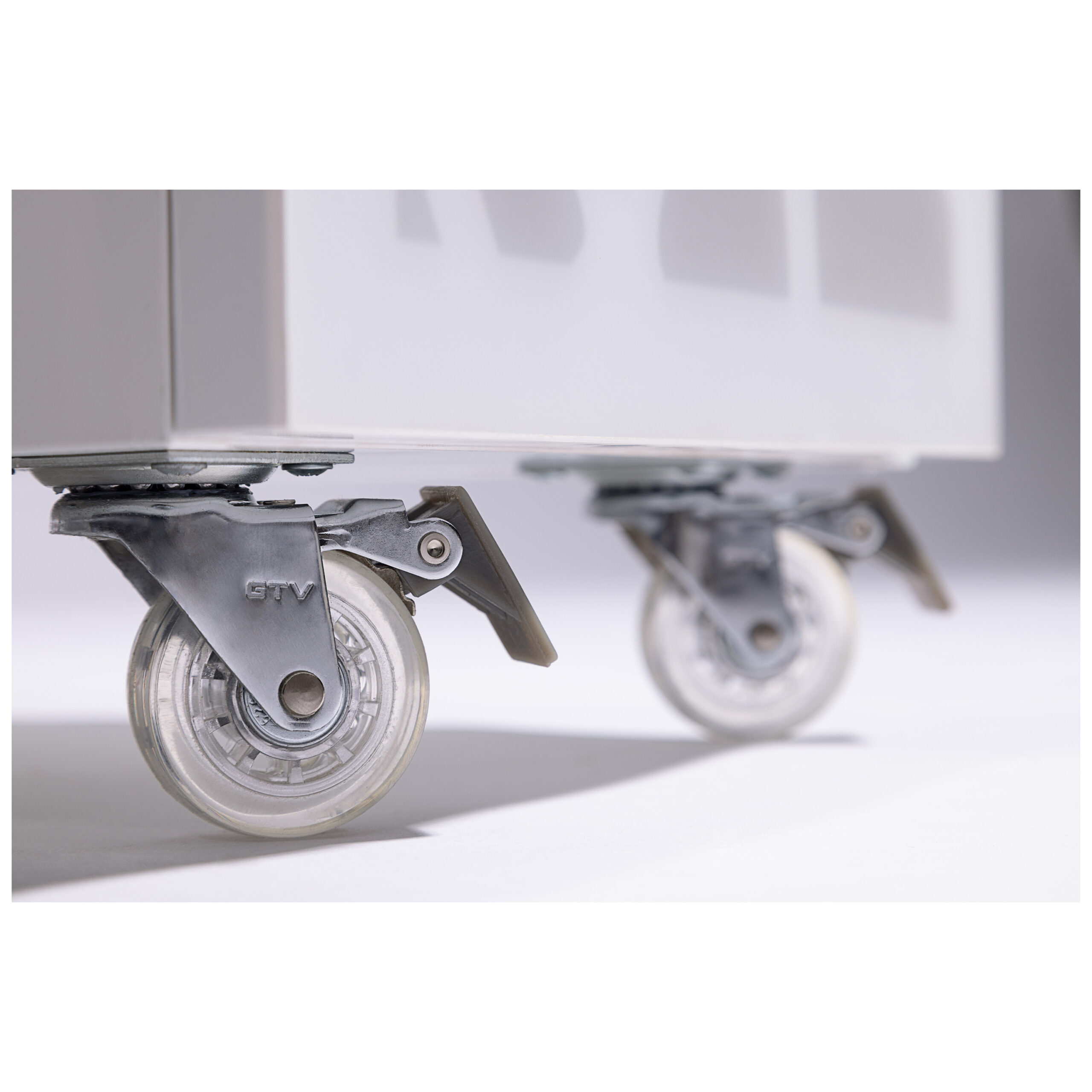 Enbio Trolley mit transparenten Rollen Nahaufnahme von transparenten Rollen eines Enbio Trolleys auf grauem Hintergrund