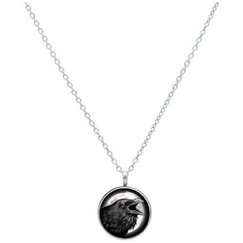 Silberne Kette mit rundem Anhänger und Rabenmotiv auf weißem Hintergrund