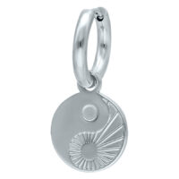 Little Yin Yang Hoops in Silber Silberne Yin Yang Ohrringe aus Chirurgenstahl auf weißem Hintergrund