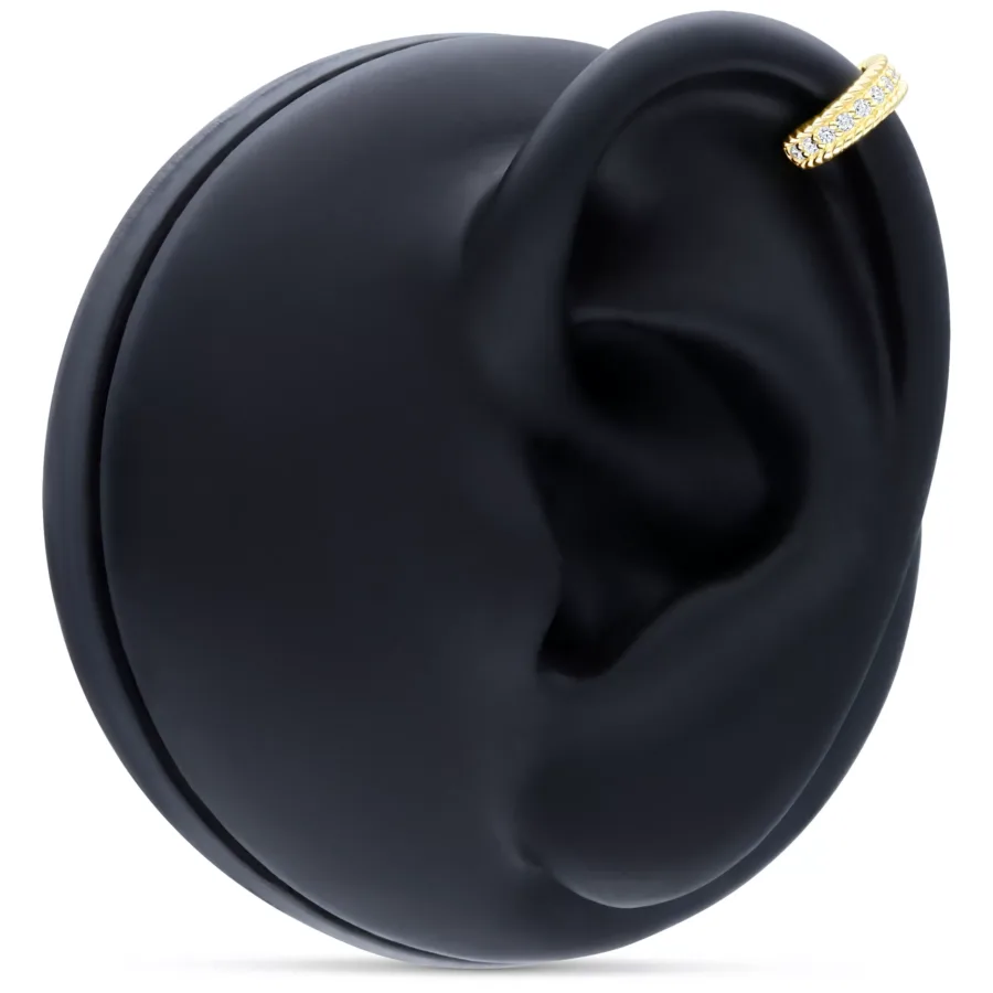 Hinged Ring aus 14K Gold mit Kristallen an einem schwarzen Modell-Ohr