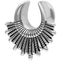 Indiana Earsaddle aus Chirurgenstahl in Silber Silbernes Indiana Earsaddle aus Chirurgenstahl mit detailliertem Design auf weißem Hintergrund