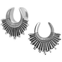 Indiana Earsaddles aus Edelstahl 316L Silberne Indiana Earsaddles aus Chirurgenstahl mit dekorativem Design auf weißem Hintergrund