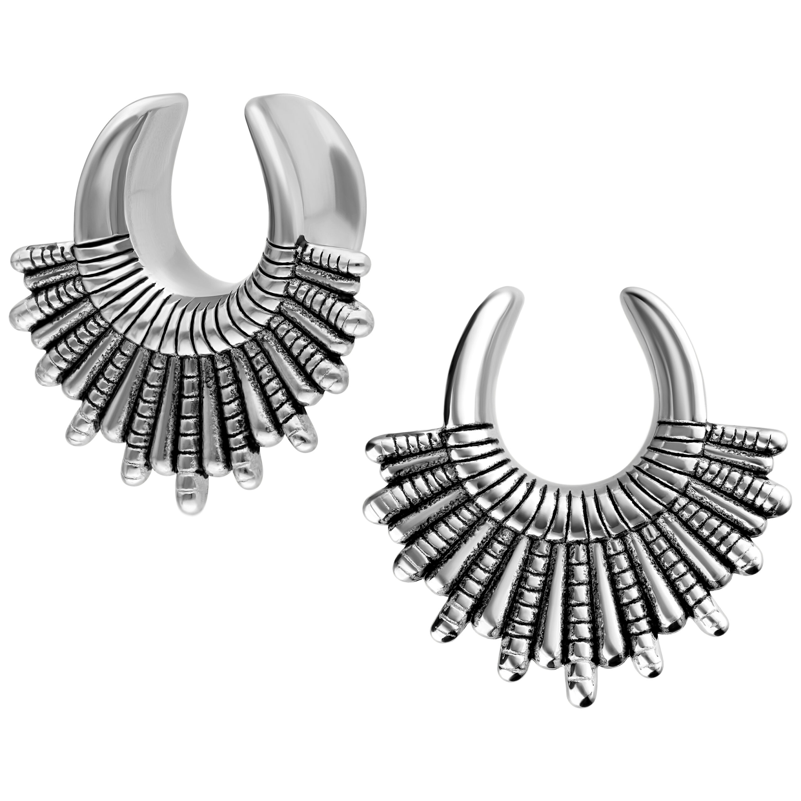 Indiana Earsaddles aus Edelstahl 316L Silberne Indiana Earsaddles aus Chirurgenstahl mit dekorativem Design auf weißem Hintergrund