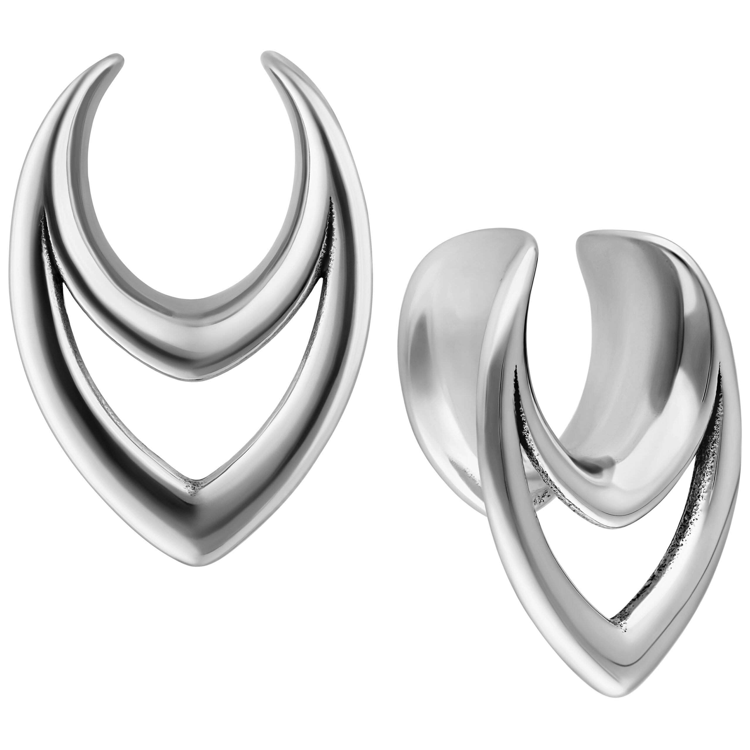 Silberne Double Arrow Earsaddles 8,0 mm Silberfarbene Double Arrow Earsaddles aus Chirurgenstahl auf weißem Hintergrund