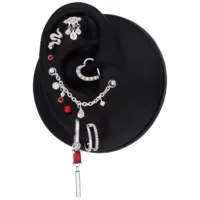 Silberne Piercingkette mit Kristalltropfen Silberne Piercingkette mit klaren Kristalltropfen an schwarzem Modell