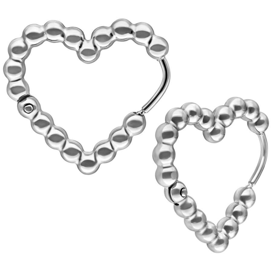 Zwei silberne Herz Bubble Hoops auf weißem Hintergrund