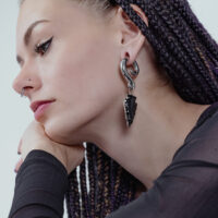 Obsidian Ohrgewichte aus Chirurgenstahl Frau mit Obsidian Stone Dangle Ohrgewicht in Silber, seitliches Profil