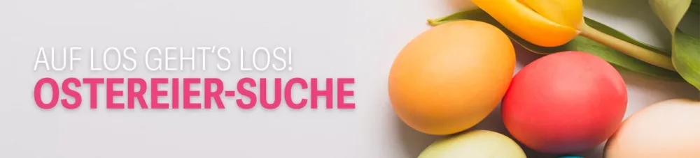 Bunte Ostereier in verschiedenen Farben neben gelben Tulpen auf weißem Hintergrund