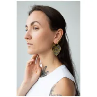 Soulmate Hoops Ohrringe in Gold getragen Frau mit langen Haaren trägt goldene Soulmate Hoops Ohrringe mit Klappverschluss.