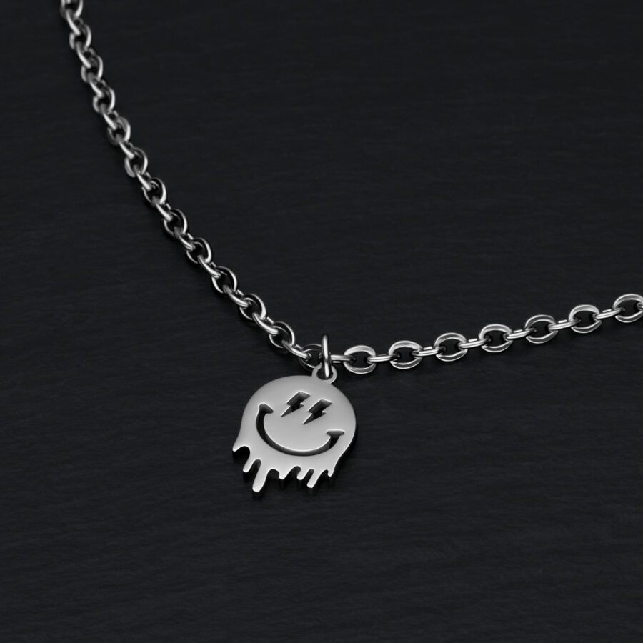 Silbernes Armband mit Smiley-Anhänger auf schwarzem Hintergrund