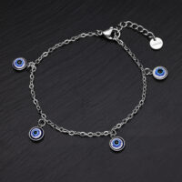 Silberfarbenes Nazar Armband mit Anhängern Silbernes Armband mit blauen Nazar-Anhängern auf schwarzem Hintergrund