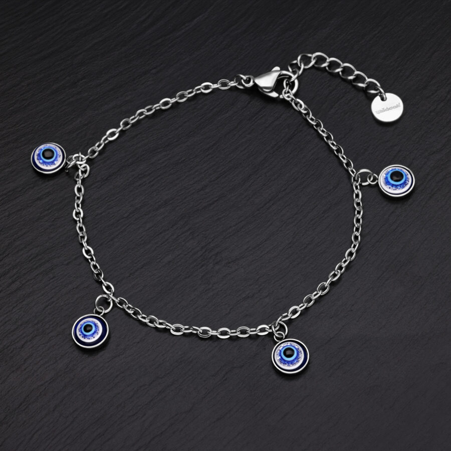 Silbernes Armband mit blauen Nazar-Anhängern auf schwarzem Hintergrund