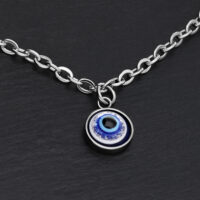 Schlichtes Little Nazar Armband in Silber Silbernes Armband mit Nazar-Anhänger auf schwarzem Hintergrund