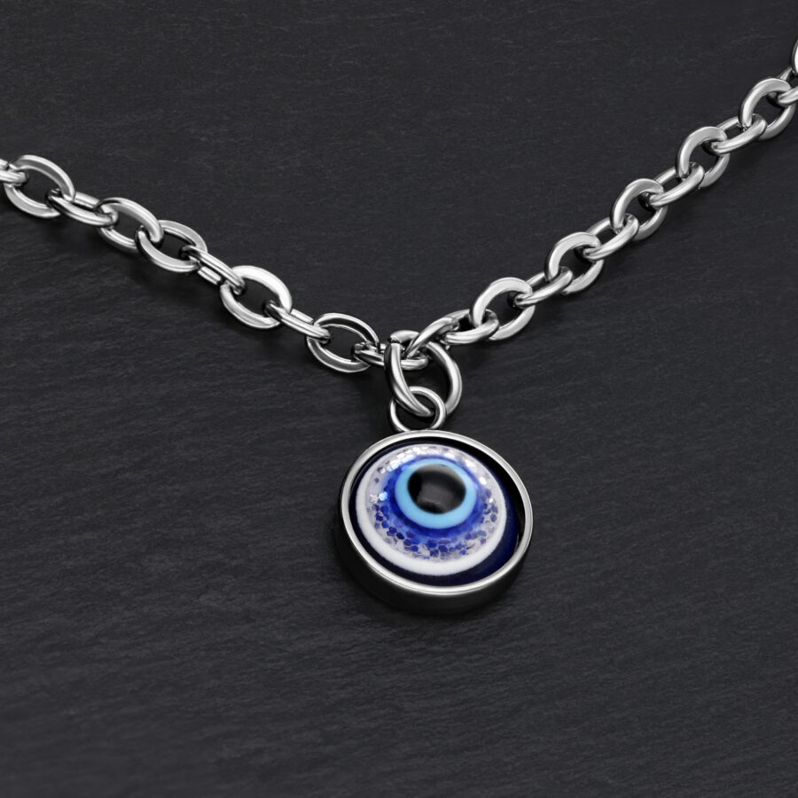 Silbernes Armband mit Nazar-Anhänger auf schwarzem Hintergrund