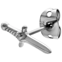 Silberne Schwert-Ohrstecker aus Metall Silberfarbener Schwert-Ohrstecker auf weißem Hintergrund