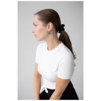 Little Soulmate Hoops am Ohr einer Frau Frau mit weißen Shirt trägt silberne Little Soulmate Hoops vor grauem Hintergrund