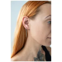 Frau mit langen, glatten Haaren trägt glänzende Bar Hoops Ohrringe aus silbernem Chirurgenstahl