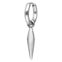 Silberne Little Bullet Hoops Ohrringe Silberne Ohrringe aus Chirurgenstahl mit spitzem Anhänger auf weißem Hintergrund