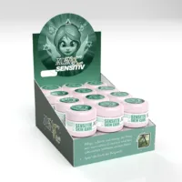 Display mit mehreren Auafee Sensitiv Skincare Dosen auf weißem Hintergrund