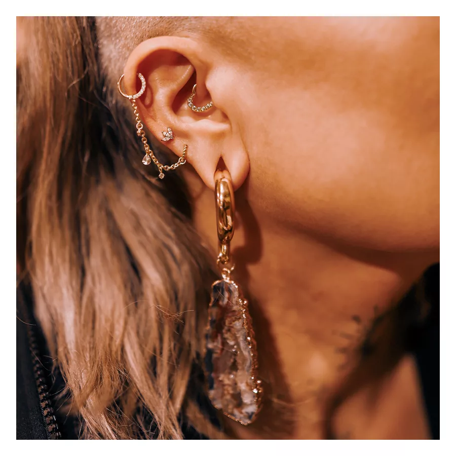 Piercingkette mit Kristalltropfen in Gold Ohr mit goldener Piercingkette und Kristalltropfen, Detailansicht