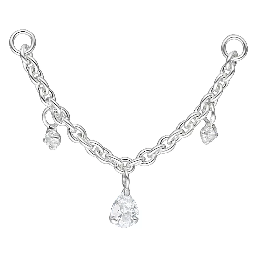 Silberne Piercingkette mit Kristalltropfen Silberne Piercingkette mit drei klaren Kristalltropfen auf weißem Hintergrund