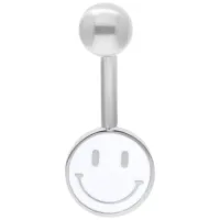 Silbernes Bauchnabelpiercing mit weißem Smiley-Anhänger auf weißem Hintergrund