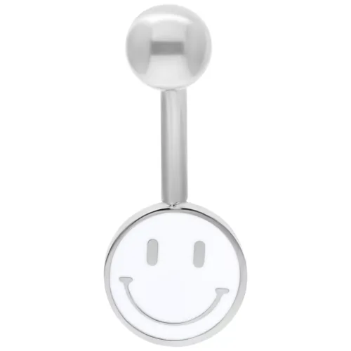 Silbernes Bauchnabelpiercing mit weißem Smiley-Anhänger auf weißem Hintergrund